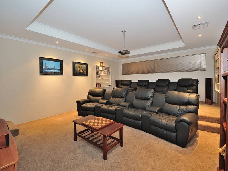 100 Hawker Street, Shoalwater WA 6169