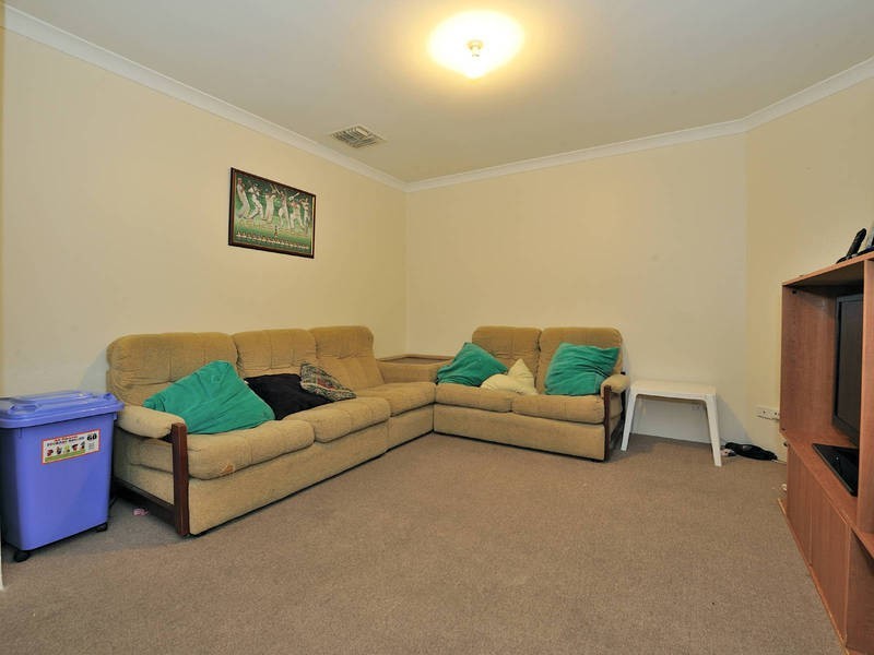 35 Oakwood Crescent, Waikiki WA 6169