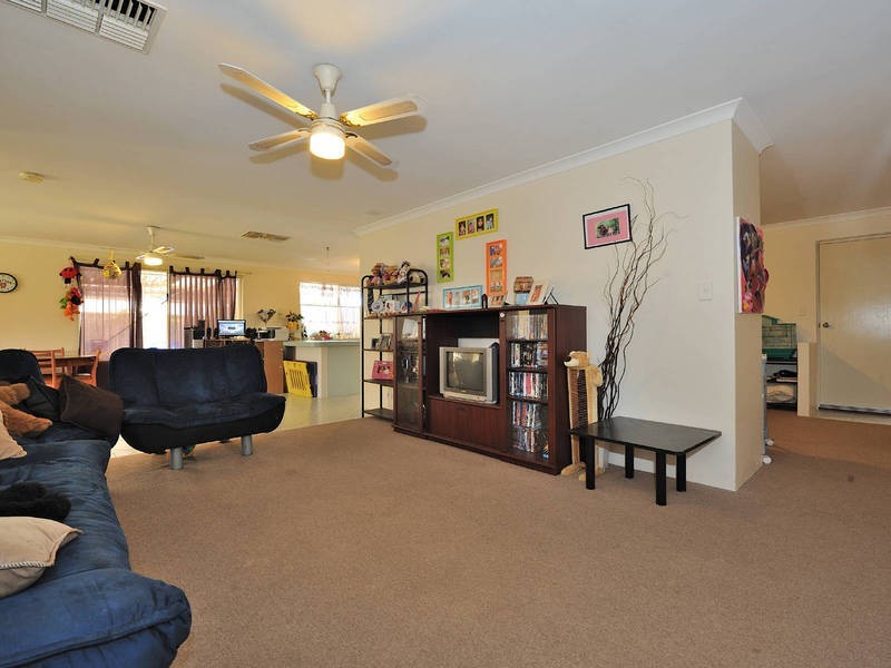 35 Oakwood Crescent, Waikiki WA 6169