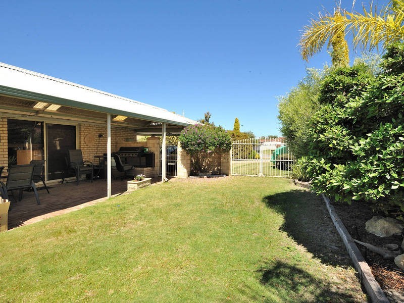 8 Middleton Place, Waikiki WA 6169