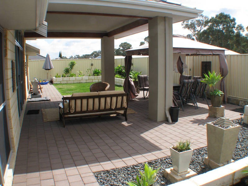 19 Royston Way, Lakelands WA 6180