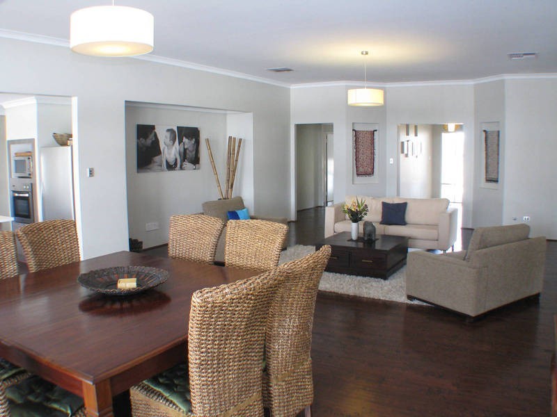 19 Royston Way, Lakelands WA 6180