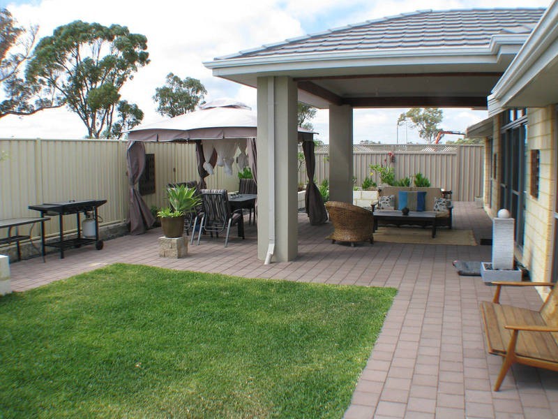 19 Royston Way, Lakelands WA 6180