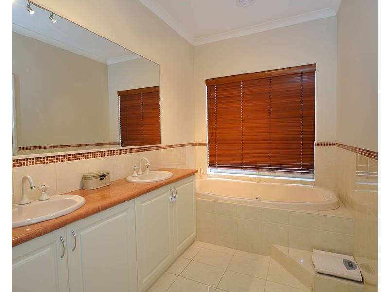 4 Cobblestone Circuit, Secret Harbour WA 6173