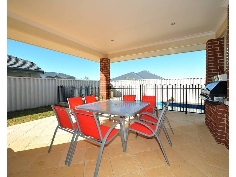 4 Cobblestone Circuit, Secret Harbour WA 6173