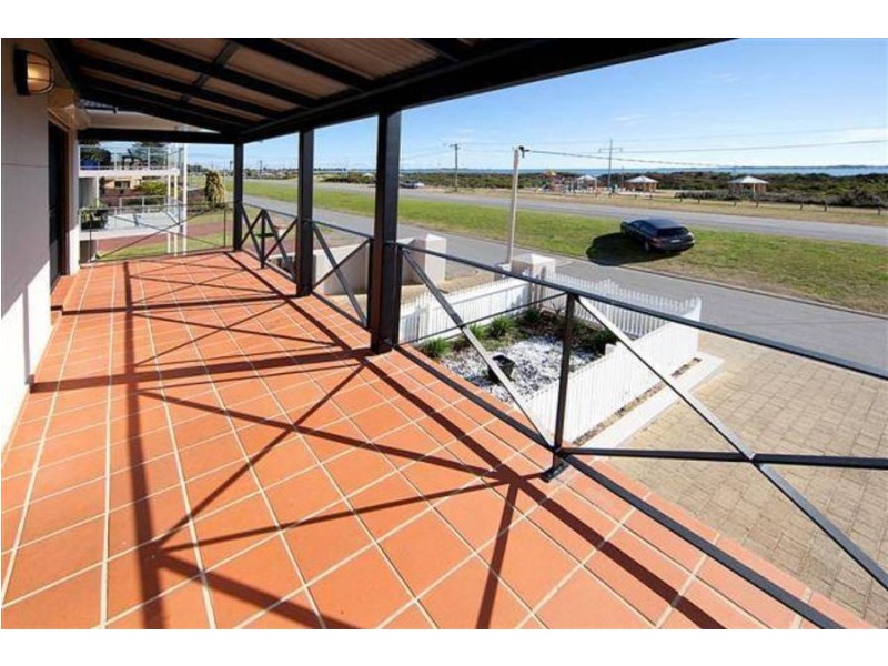 2/101 Rockingham Beach Road, Rockingham WA 6168