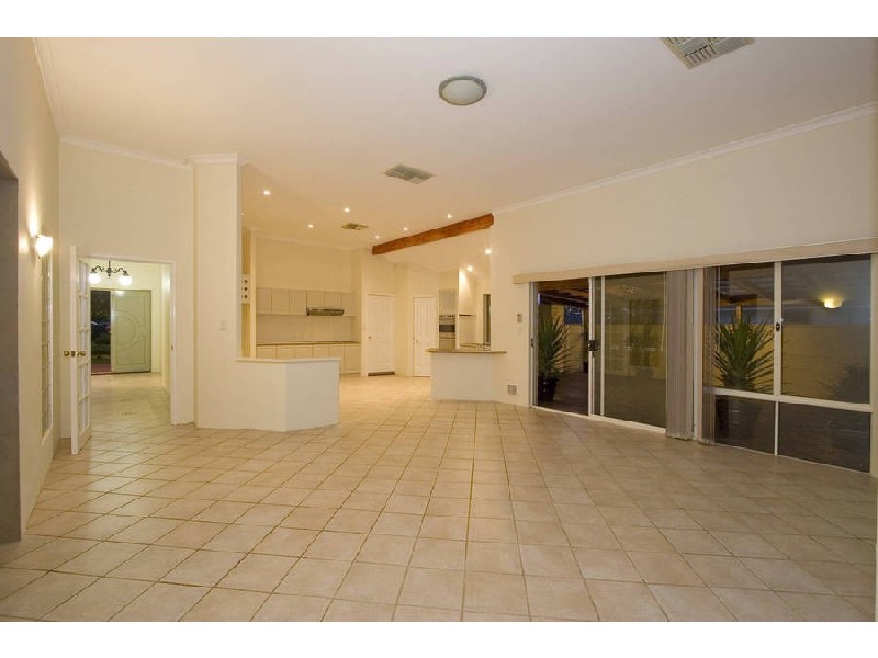 18 Latham Street, Alfred Cove WA 6154