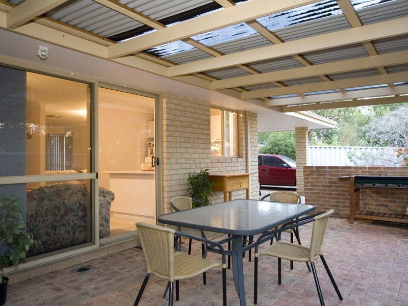 2 Woodley Crescent, Melville WA 6156