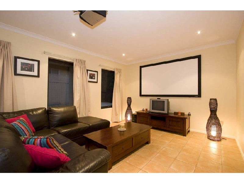 18a Gwelup St, Karrinyup WA 6018