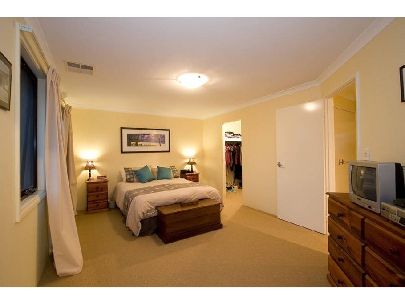 18a Gwelup St, Karrinyup WA 6018
