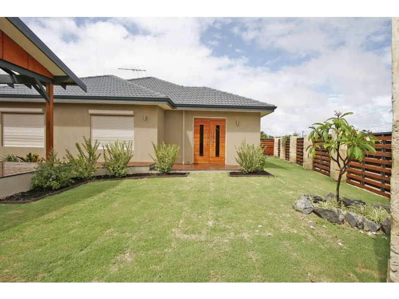5 Maddox Crescent, Melville WA 6156