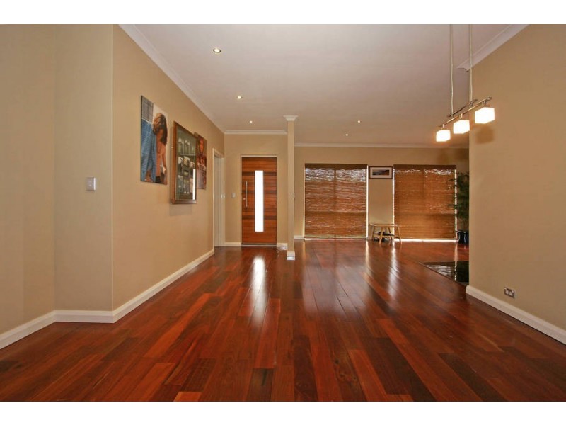 5 Maddox Crescent, Melville WA 6156
