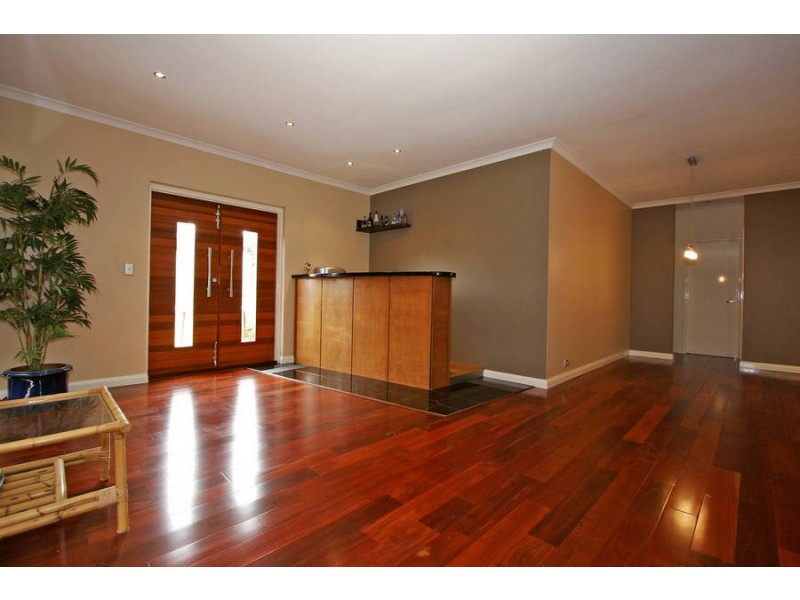 5 Maddox Crescent, Melville WA 6156