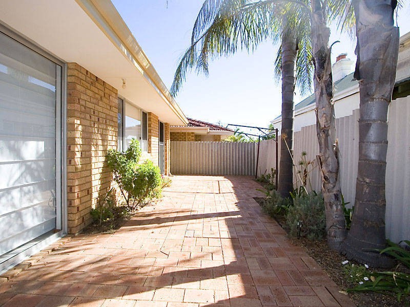 2/10 Zenobia Street, Palmyra WA 6157