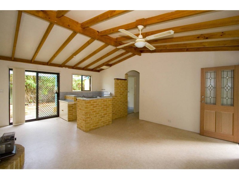 2 Sumpton Street, Hilton WA 6163