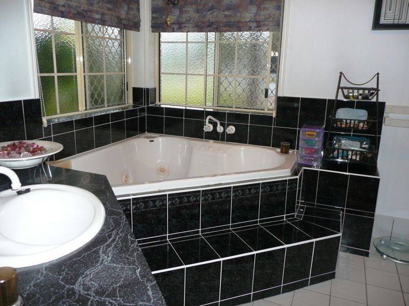 1 Pinewood Cct, Wondunna QLD 4655