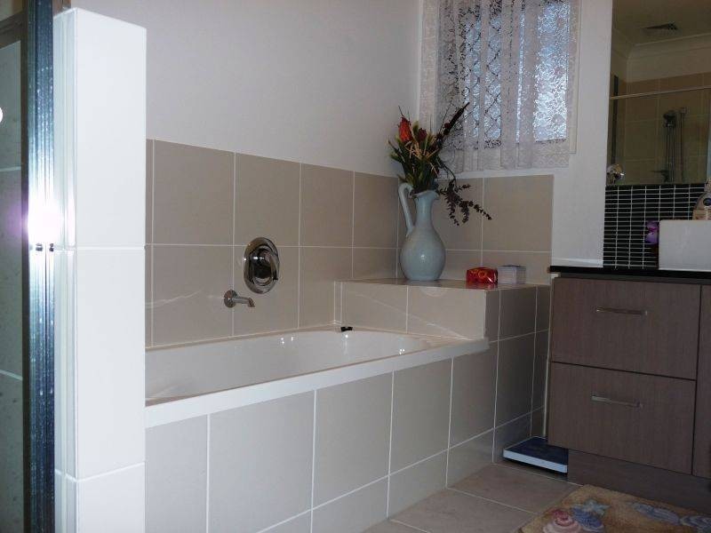 27 Earl St Vincent Cct Mariners Cove, Eli Waters QLD 4655