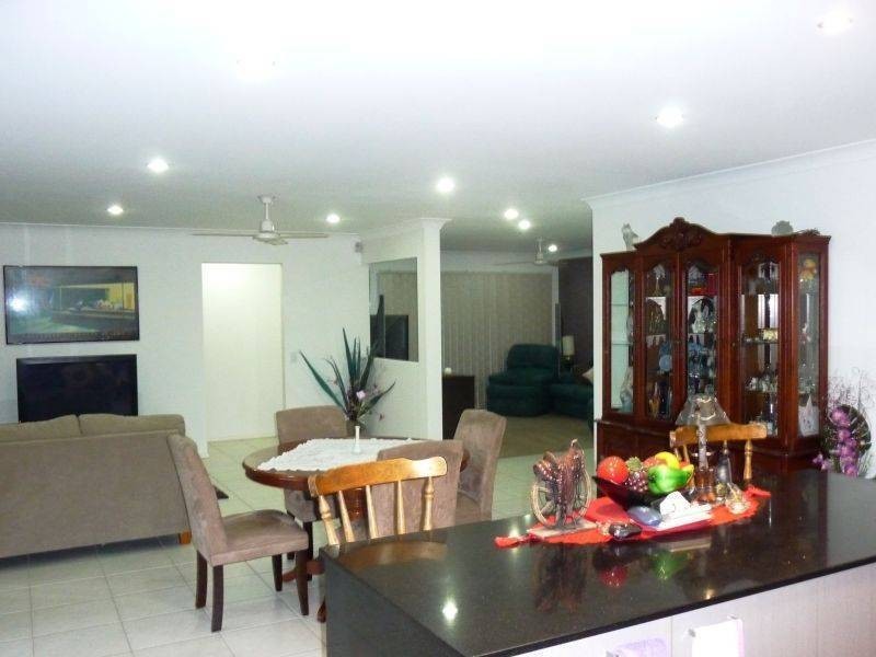 27 Earl St Vincent Cct Mariners Cove, Eli Waters QLD 4655