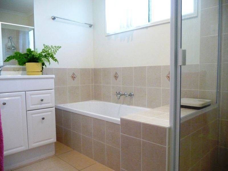 8 Mainsail Crt, Point Vernon QLD 4655