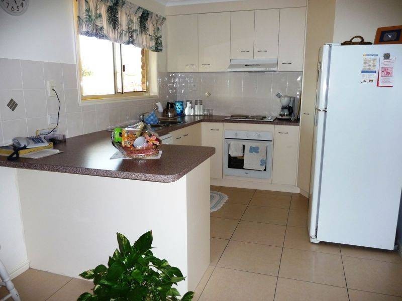 8 Mainsail Crt, Point Vernon QLD 4655