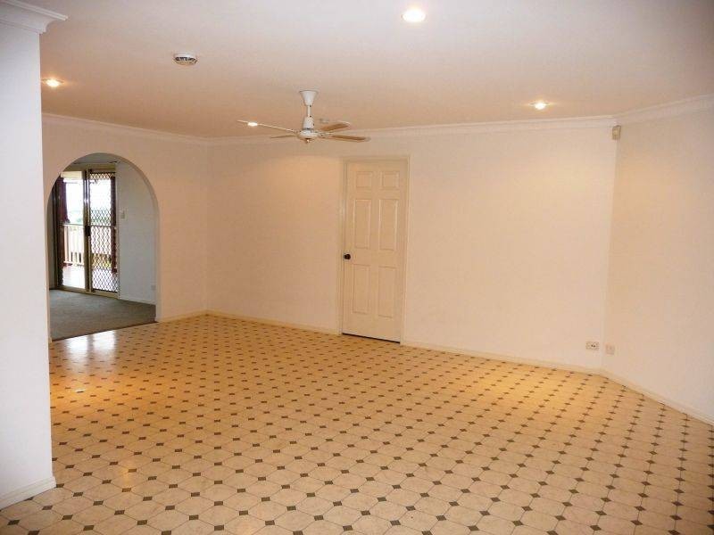 12 Nicholson Crt, Urraween QLD 4655