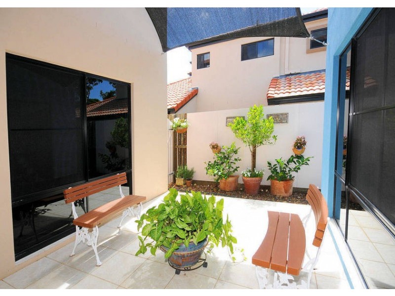 10/2 Barnstaple Street, Torquay QLD 4655