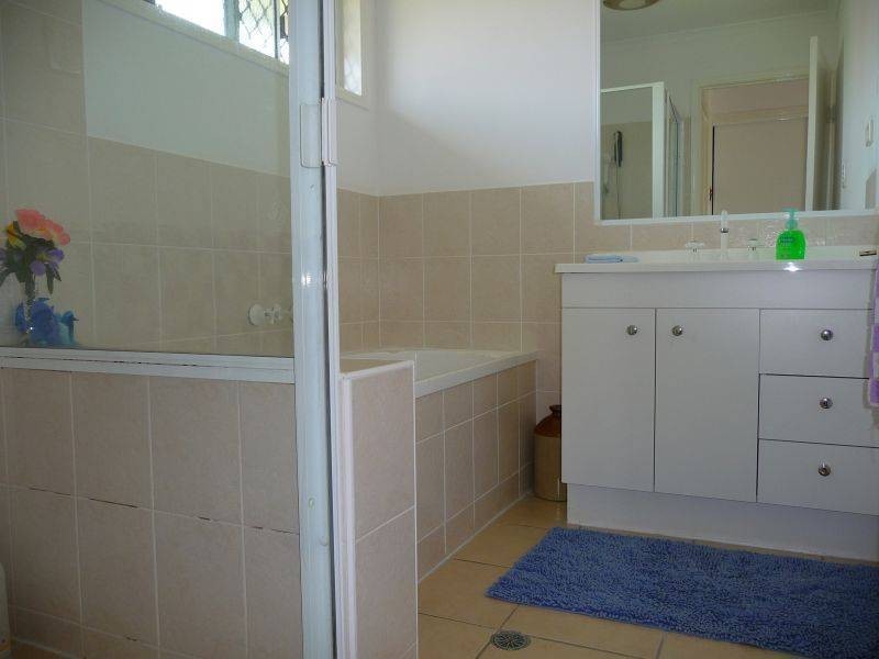 1 Sharyn Crt, Point Vernon QLD 4655