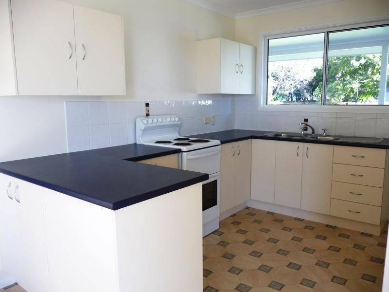 76 Hammond St, Urangan QLD 4655