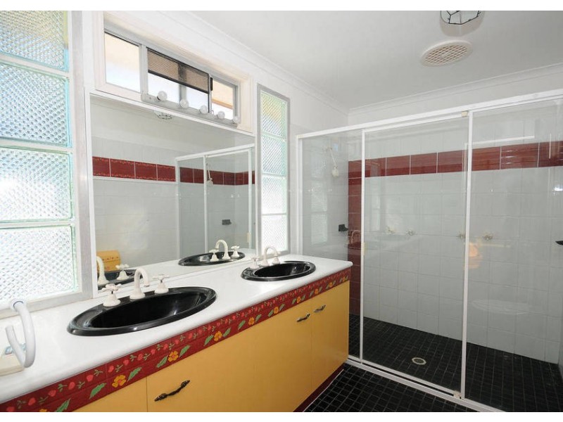 8 Spence Street, Point Vernon QLD 4655