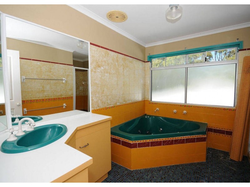 8 Spence Street, Point Vernon QLD 4655