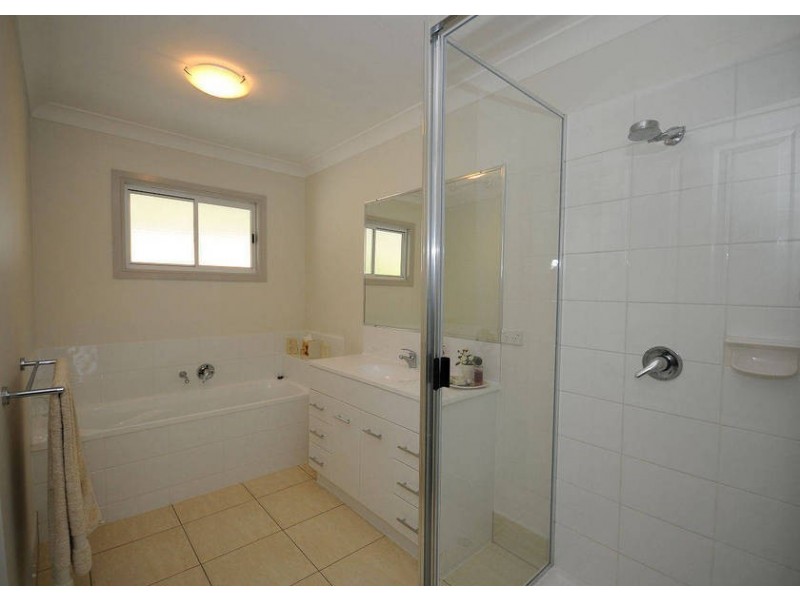 24 Alexander Street, Urangan QLD 4655