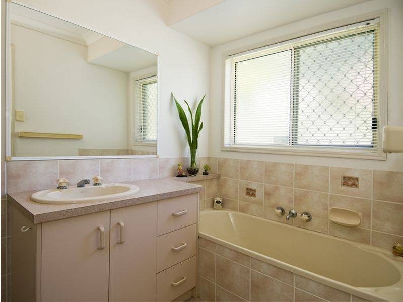 16 Daydream Crt, Kawungan QLD 4655