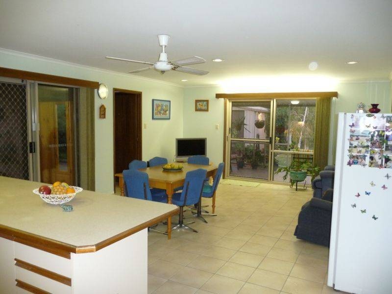 8 William St, Urangan QLD 4655
