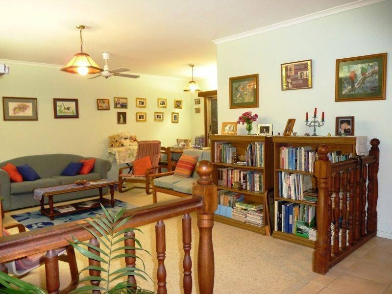 8 William St, Urangan QLD 4655