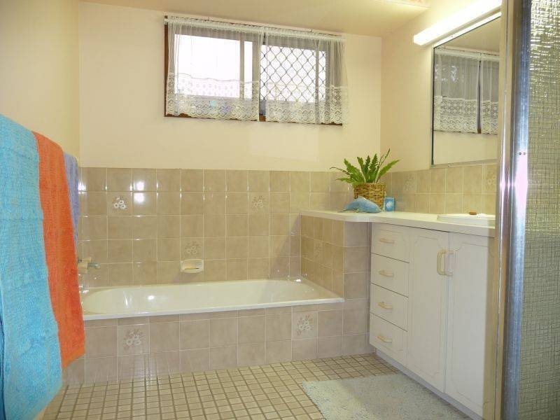 8 William St, Urangan QLD 4655