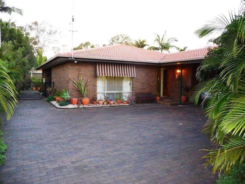 8 William St, Urangan QLD 4655