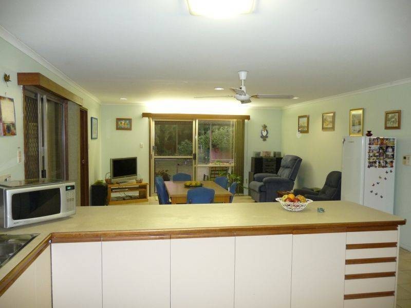 8 William St, Urangan QLD 4655