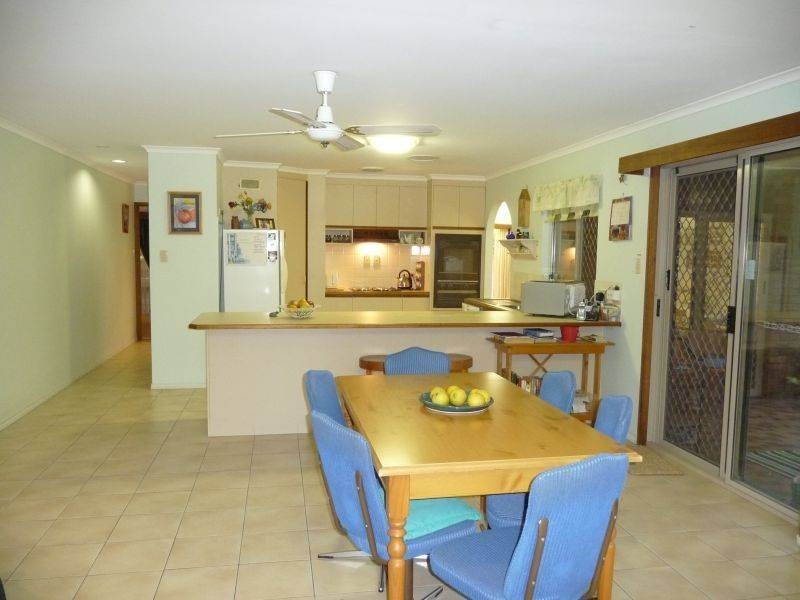 8 William St, Urangan QLD 4655