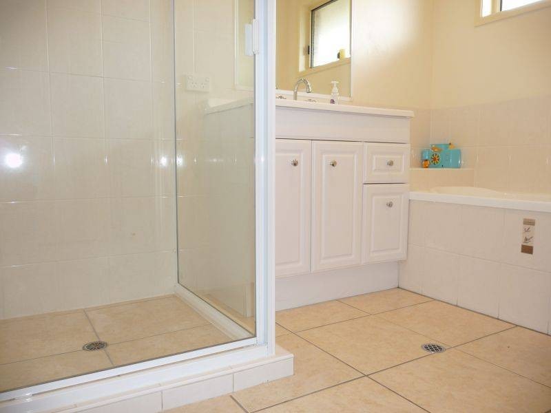 7 Mainsail Crt, Point Vernon QLD 4655