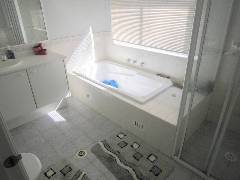 8a Gretal Court, Tuggerah NSW 2259