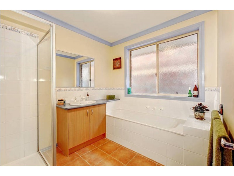 18 Reddrop Crt, Altona Meadows VIC 3028