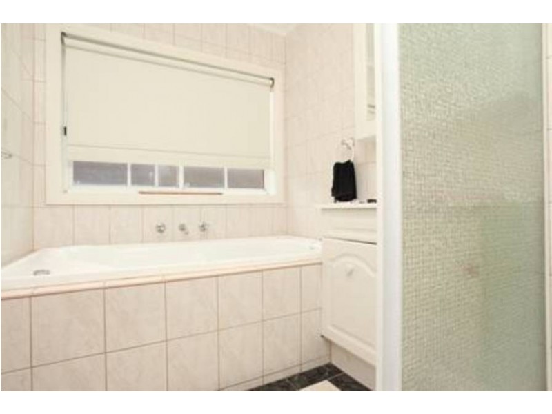 4 Ashby Crt, Altona Meadows VIC 3028