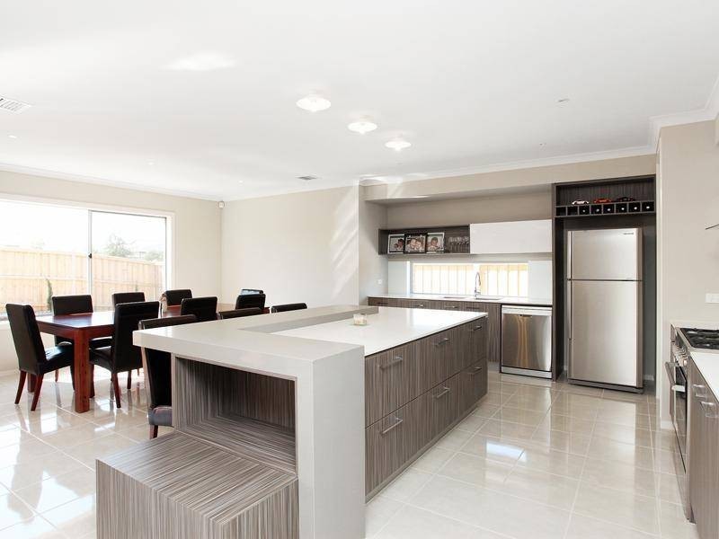 11 ROYAL CIRCUIT, Point Cook VIC 3030