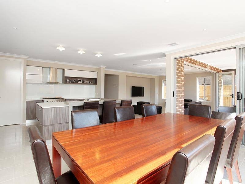 11 ROYAL CIRCUIT, Point Cook VIC 3030