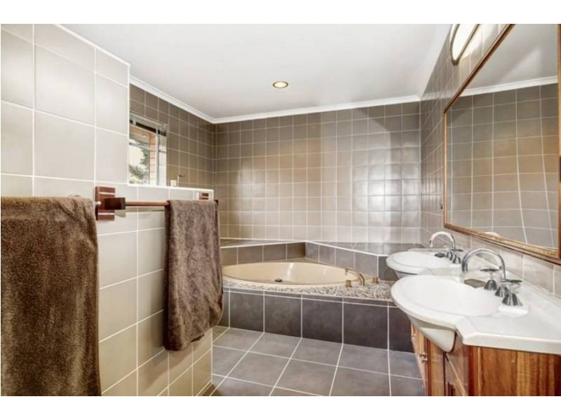 23 Lawrence Crt, Altona North VIC 3025