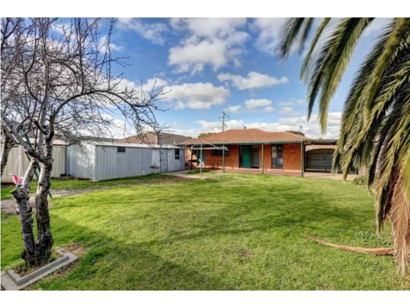 24 Edwards Drive, Altona Meadows VIC 3028