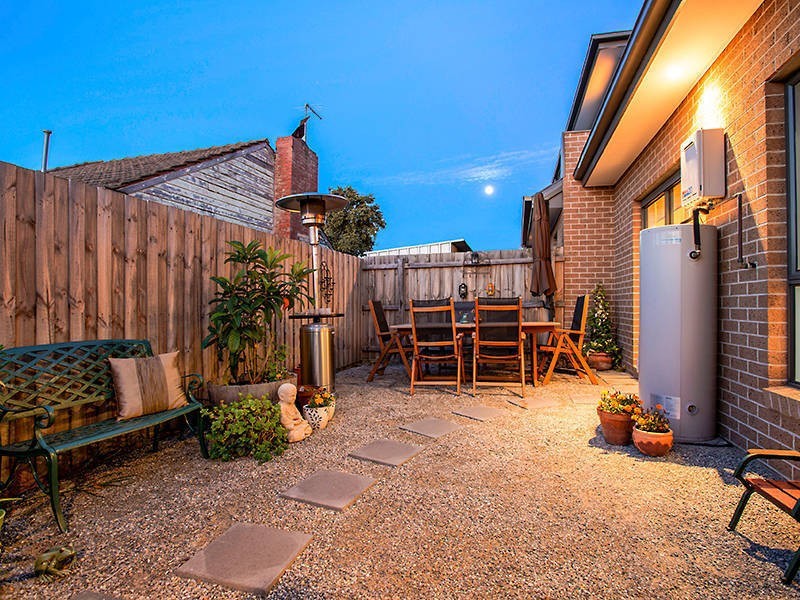 2/25 Rayner Street, Altona VIC 3018