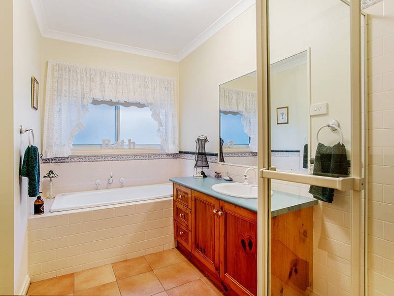 43 Henry Drive, Altona Meadows VIC 3028