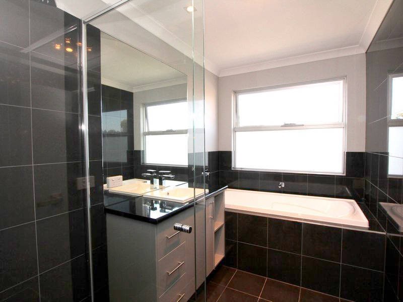 2/36 Davies Street, Altona VIC 3018