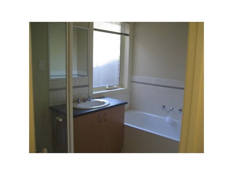 2/34 Bradley St, Newport VIC 3015